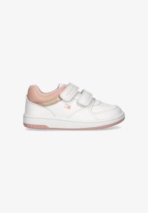Hvide sneakers med en glat tekstur, udstyret med to velcrobånd, lyserøde detaljer på hælen og et diskret logo på siden.