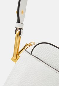 Coccinelle LIYA SIGNATURE - Borsa a tracolla - brillant white