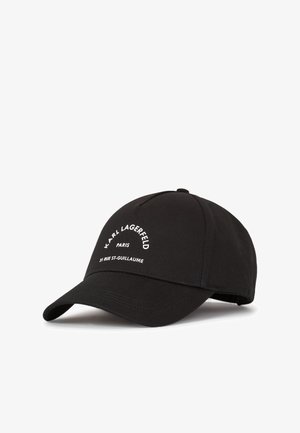 Sort baseballcap med buet skygge, hvid tekst "KARL LAGERFELD PARIS 21 RUE ST-GUILLAUME" på frontpanelet.