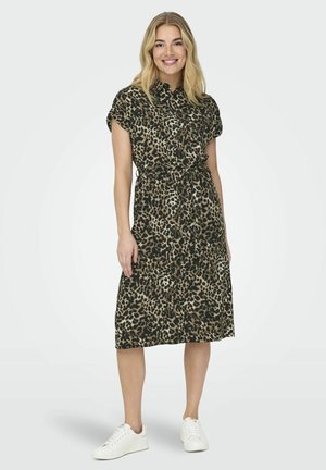 Vestido midi de estampado de leopardo, mangas cortas, con botones en la parte delantera, cintura ceñida con cinturón, tejido ligero, combinado con zapatillas blancas.
