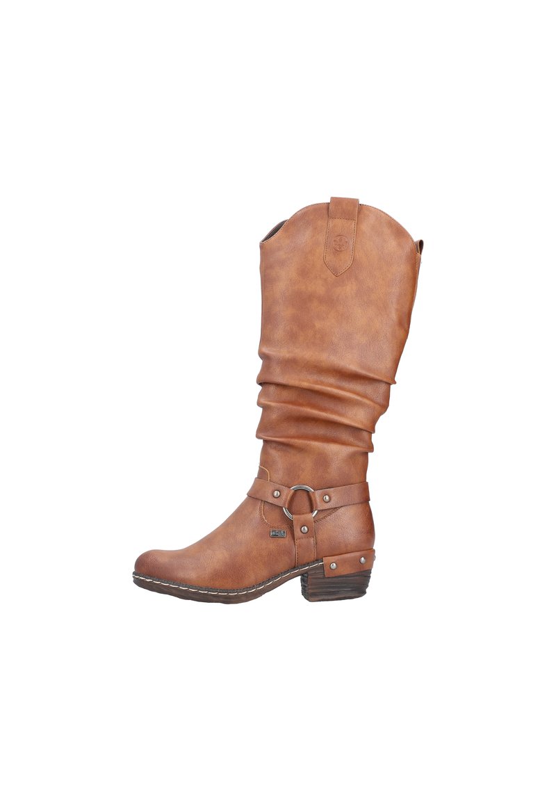 Bottes marron en cuir synthétique montantes avec un design drapé, un accent de boucle sur le côté et un talon empilé. Fini texturé avec des détails de couture.