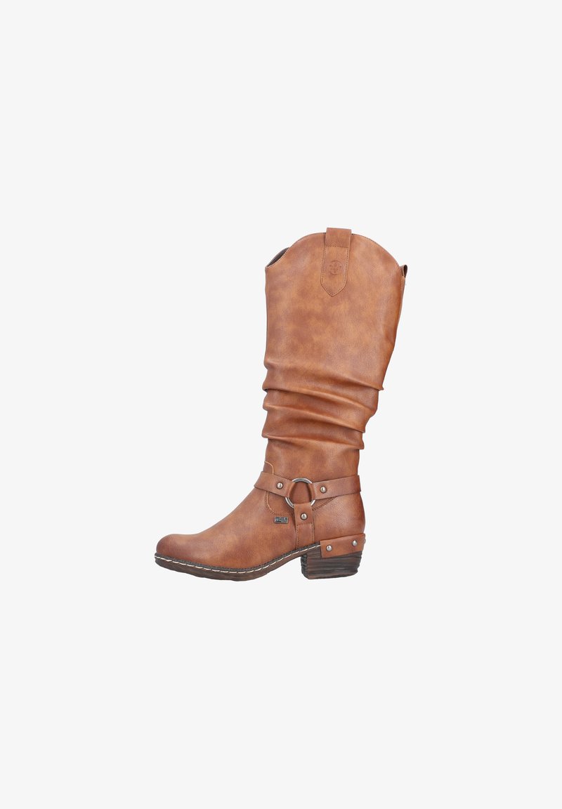 Bottes marron en cuir synthétique montantes avec un design drapé, un accent de boucle sur le côté et un talon empilé. Fini texturé avec des détails de couture.