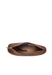 Braune Wildleder-Clutch mit Reißverschluss, geräumigem Innenraum in Hellblau ausgekleidet, mit einem kleinen schwarzen Riemen zur Organisation innen.