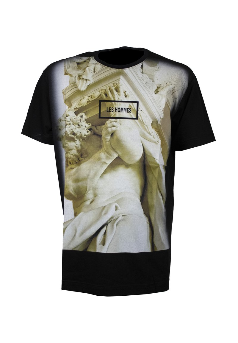 Schwarzes T-Shirt mit einem detaillierten Druck einer Marmorskulptur in Creme und Grau, versehen mit dem Text "LES HOMMES" in einem rechteckigen Feld.