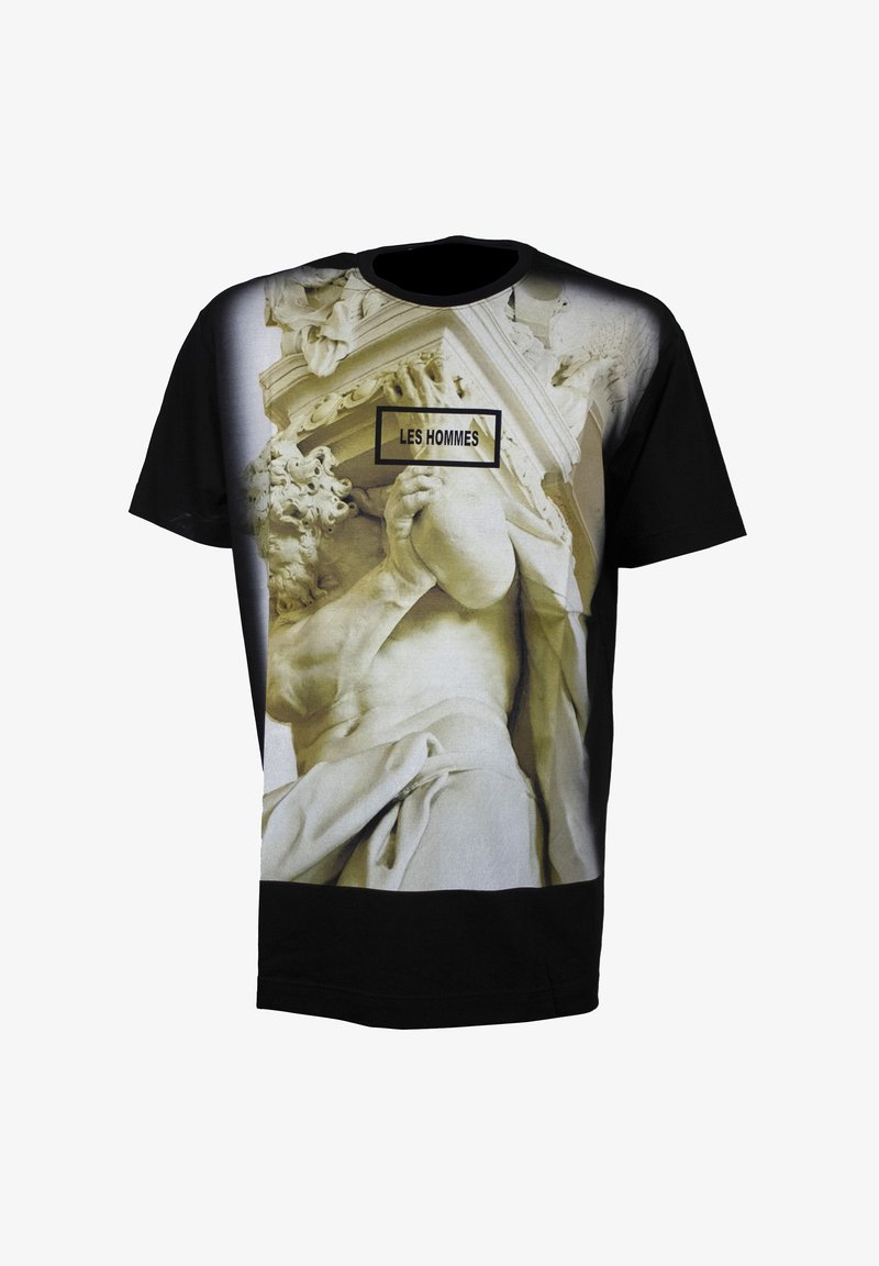 Schwarzes T-Shirt mit einem detaillierten Druck einer Marmorskulptur in Creme und Grau, versehen mit dem Text "LES HOMMES" in einem rechteckigen Feld.