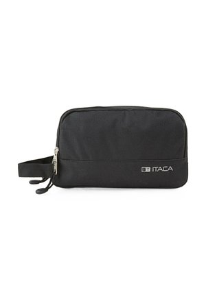 Bolsa de tela negra con cierre de cremallera, que cuenta con un asa lateral y un logo plateado en la parte frontal. Forma rectangular compacta.