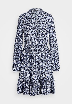 Vestido de manga larga color azul marino con estampado floral en blanco y azul claro, cintura fruncida, volante en el dobladillo y escote alto con pliegues sutiles.