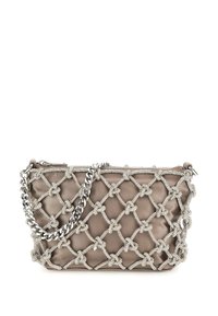 Sac en satin perlé de couleur taupe muted avec une chaîne en argent, présentant un motif en treillis en diamant complexe et des détails noués.