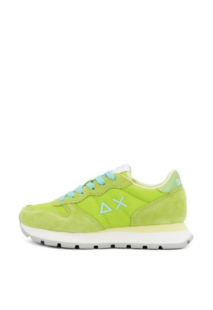 Sneakers in suede verde con lacci blu, caratterizzati da un logo distintivo e una suola intermedia bianca. Il design include una tomaia texturizzata e un collare imbottito.