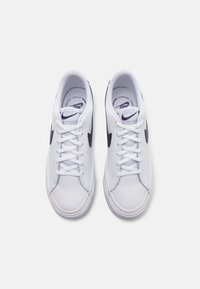Nike Sportswear COURT LEGACY - Sporta apavi - white/dark raisin/football grey