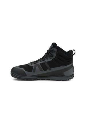 Zwarte high-top buitenschoenen met een textiel bovenwerk, rubberen zool en versterkte neus; uitgerust met zwarte veters en patroonaccenten aan de zijkanten.