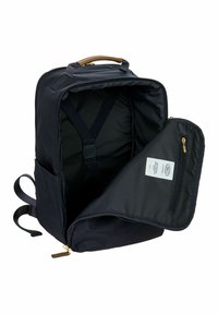 Zaino nero con esterno sintetico, manico in pelle, scomparti con zip, spallacci regolabili e etichette interne. Aperto e vuoto.