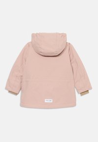 Giacca a vento per bambini di colore rosa chiaro con cappuccio, maniche lunghe e polsini interni beige, vista da dietro su uno sfondo bianco.
