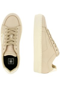 Beige sneakers met een soepel leren bovenwerk, getextureerde veters, een gewatteerde kraag en een dikke zool. Heeft subtiele branding aan de zijkant.