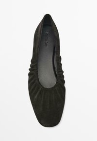 Czarny baletowy balerinek zamszowy z marszczeniami z przodu; gładka wewnętrzna podszewka; elastyczna podeszwa; zaokrąglony kształt palców.
