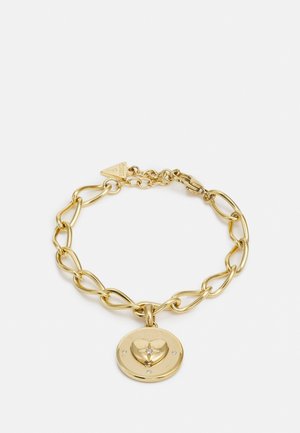 Gouden armband met grote schakels en een ronde hanger met een verhoogd hart en kleine ingelegde kristallen.