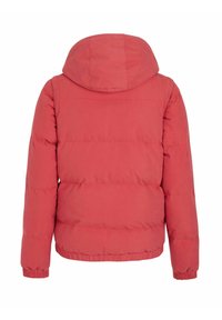 Veste matelassée rouge avec capuche, dotée de poignets et d'un ourlet élastiques. Texture de tissu lisse ; aucun logo ou motif visible.