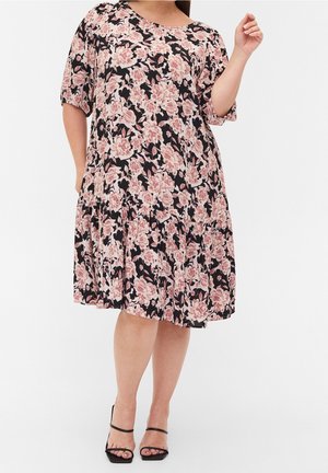 Bloemenjurk met korte mouwen, zwarte achtergrond, roze en witte bloemenpatroon, knielang, uitlopende silhoelette, zachte stoftextuur.