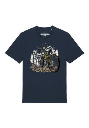 T-shirt bleu marine avec un graphisme d’un VTT jaune devant des montagnes enneigées, des pins, le soleil et des oiseaux.