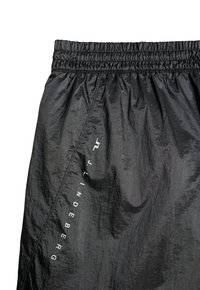 Svarta lätta shorts med resårmidja, som har en glansig yta och en vertikal vit logotryck på sidan.