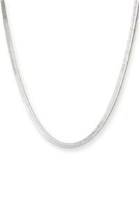 Collier en chaîne serpent en métal argenté, texture lisse, design flexible, avec une largeur uniforme et un léger éclat, reposant à plat sur un fond blanc.