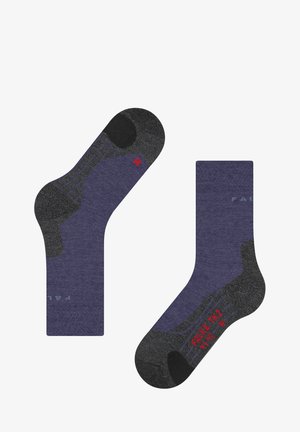 Calze alla caviglia viola e grigie con una finitura texturizzata, tallone e punta rinforzati, e dettagli del logo rosso sul lato.