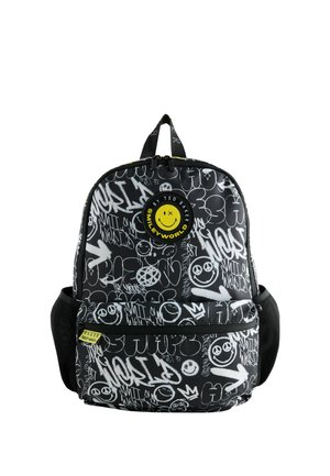 Schwarzer Rucksack mit weißen Graffiti-Stil-Smiley-Gesichtern, Friedenszeichen und Pfeilen, mit einem gelben, runden Smiley-Patch mit der Aufschrift Smileyworld.