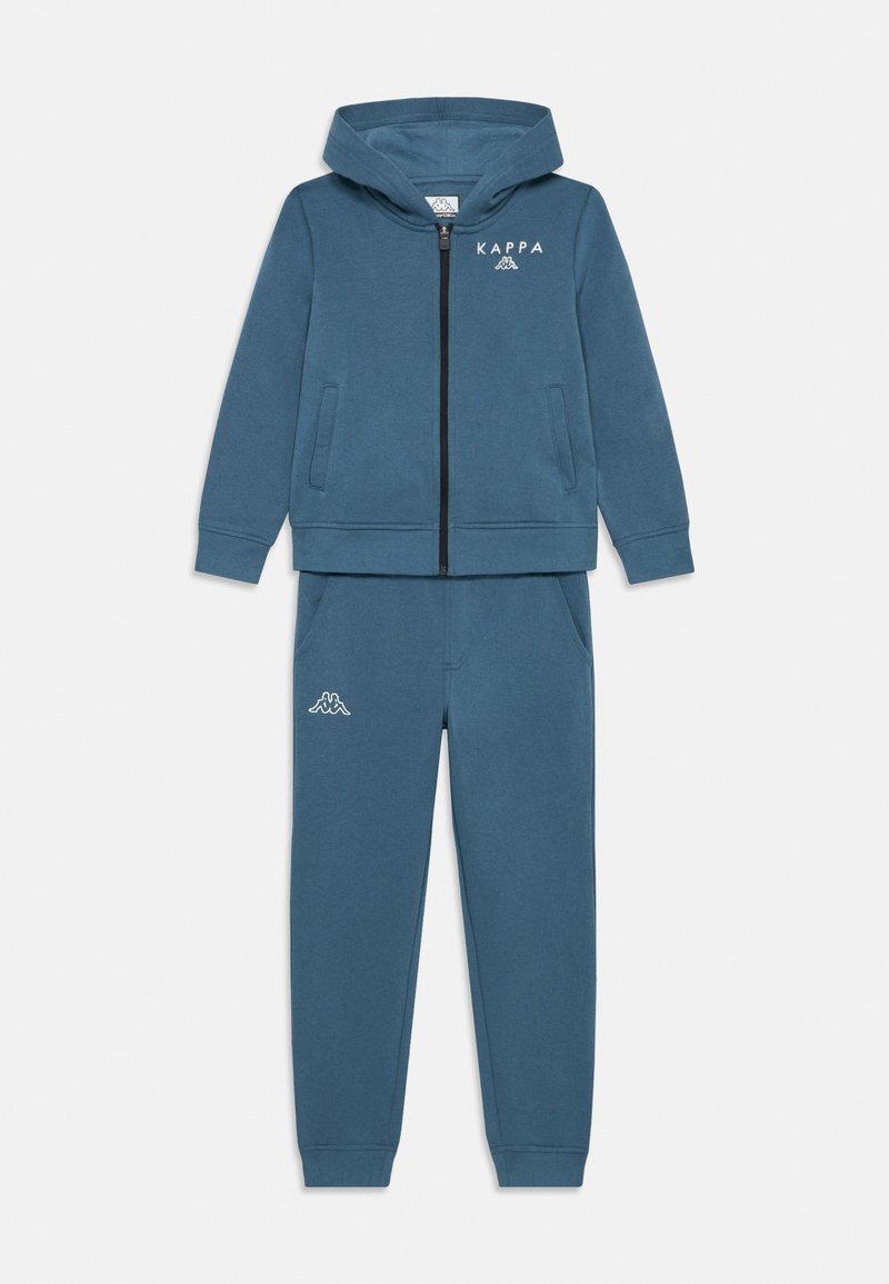 Kappa to-delt sett i blått. Inkluderer en glidelåshettegenser med lommer og brodert logo, kombinert med matchende tapered bukser.