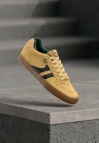 Ei valittu, yellow/green