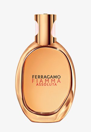 Flacon de parfum doré brillant de forme ovale avec bouchon doré, étiqueté Ferragamo Fiamma Assoluta en texte noir et rouge.