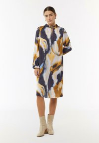 Langärmliges Kleid mit einem abstrakten Muster in Blau, Gold und Wei�ß, hochgeschlossen und mit einem Schlüssellochdetail vorne. Glattes Material.