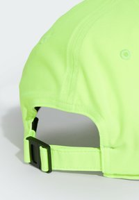 Gorra verde neón con un diseño estructurado, que cuenta con una correa ajustable negra, costuras cosidas y agujeros de ventilación en el lateral.