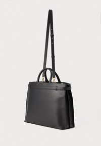 Sac à main en cuir noir au design structuré, avec deux poignées supérieures et une bandoulière amovible. Présente des accents en métal doré.