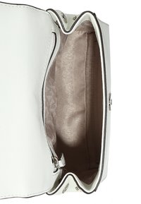 Bolso blanco con un exterior texturizado, abierto mostrando un interior beige de aspecto satinado y detalles de herrajes metálicos. Diseño simple y funcional.