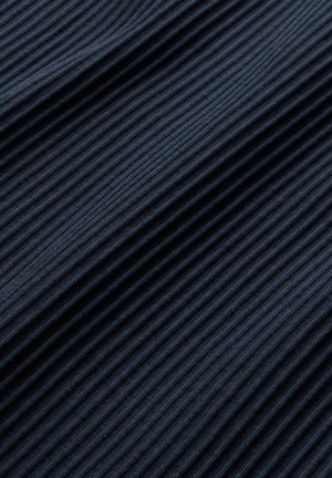 Tissu bleu foncé avec une texture côtelée verticale serrée et des lignes pliées créant des variations d'ombre.