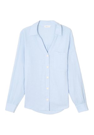 Himmelblaues Langarmhemd aus weichem Stoff, mit Kragen, einer einzelnen Brusttasche und einem leicht gewellten Saum.