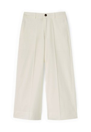 Kremowe spodnie o szerokich nogawkach z przednimi zakładkami, szlufkami na pasek, bocznymi kieszeniami i ciemnym zapięciem na guzik w talii.