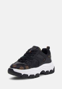 Zwarte sportieve sneakers met een dikke witte zool, textuurleer en reliëf gouden motieven. Heeft een gewatteerde kraag en een vetersluiting.