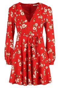 Vestido floral rojo con escote en V, mangas largas abullonadas, cintura ceñida y falda acampanada. Presenta patrones de flores blancas y verdes.