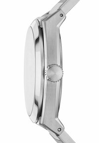 Montre en acier inoxydable argenté avec une finition brossée élégante. Elle dispose d'un boîtier rond, d'une couronne et d'une texture lisse sur le côté.