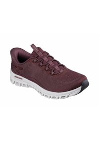 Zapatilla deportiva color burdeos con parte superior de punto texturizado, sistema de cordones elásticos y suela blanca acolchada con un diseño parecido a burbujas.