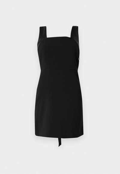 Abito nero con scollatura quadrata e spalline larghe. Presenta un corsetto aderente e una gonna svasata con un dettaglio di fiocco all'orlo. Realizzato in tessuto morbido.