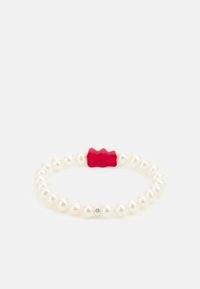 Bracciale in perle con perle rotonde bianche, un accento centrale rosso testurizzato e un dettaglio in metallo argentato. Design minimalista ed elegante.