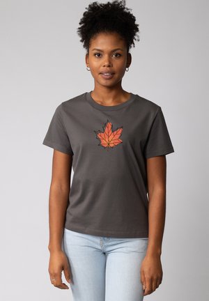 Grijze T-shirt met korte mouwen en een oranje esdoornblad graphic op het midden. Gemaakt van zachte katoen met een ronde halslijn en een relaxte pasvorm.