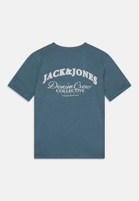 Camiseta de manga corta y cuello redondo en tejido azul. Presenta texto blanco: "JACK & JONES Denim Crew COLLECTIVE." Ajuste clásico, textura suave.