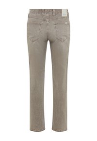 Beige rechte jeans met achterzakken en riemlussen, met een achteraanzicht waarop een "Brax" label op de tailleband te zien is.