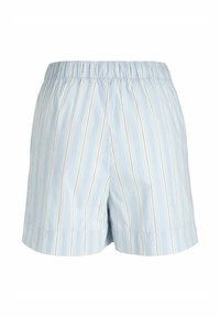 Šviesiai mėlyni šortai su vertikaliomis baltomis ir tamsiai mėlynomis juostelėmis. Elastingas juosmuo, minkšta medžiaga, laisvas siluetas, be kišenių.