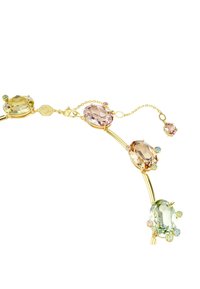 Złota bransoletka z wieloma przeszklonymi, dużymi kamieniami szlachetnymi w odcieniach zieleni, różu i żółci, z ozdobnymi akcentami w zakrzywionym wzorze.