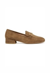 Mocasines de ante marrón con un bajo tacón cuadrado, forro de cuero, que presentan un acento decorativo en tono dorado en la parte delantera.