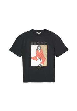 Camiseta negra de algodón con un estampado gráfico audaz que muestra una figura con un atuendo rojo y un fondo con detalles dorados. Texto "FIORE" sobre la imagen.